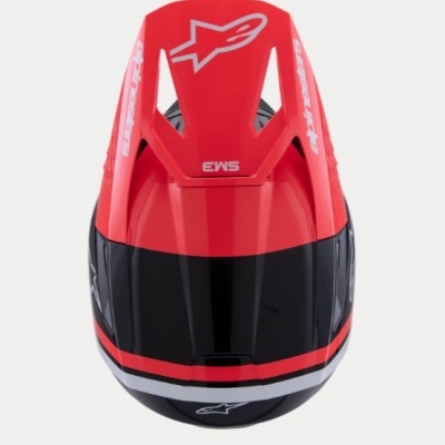 Capacete de motocross vermelho, preto e branco com logotipos Alpinestars