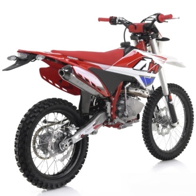 Motocross vermelha e branca com pneus todo-o-terreno e escapamento cromado