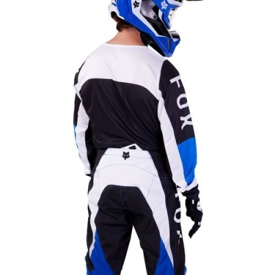 Equipamento motard preto, branco e azul com texto FOX