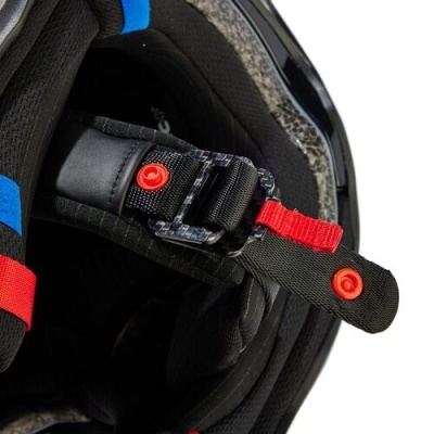 Interior de capacete preto com correia e fecho vermelho