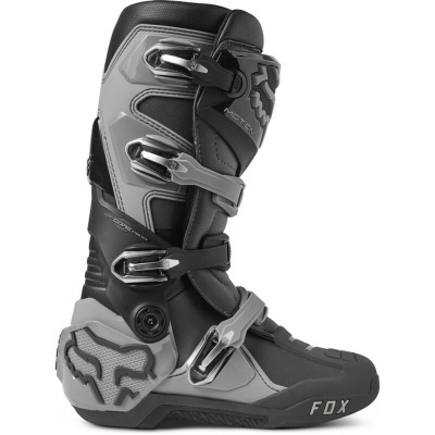 Bota de motocross preta e cinzenta com fivelas metálicas e logotipo FOX