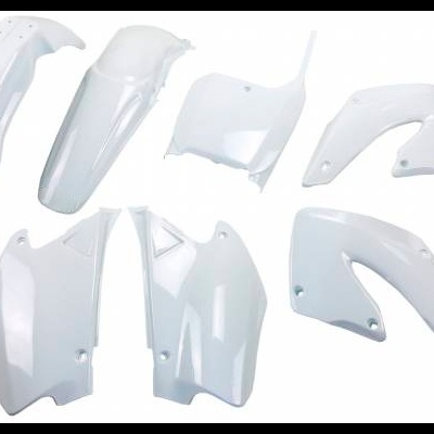 Set peças plásticas brancas para moto, formatos variados, sobre fundo branco