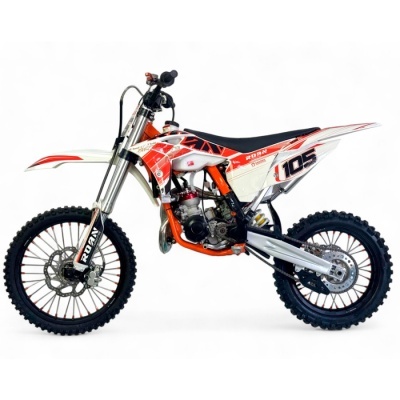 Moto de corrida off-road branca, laranja e preta com número 105 e detalhes gráficos em fundo branco