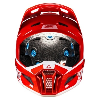 Capacete vermelho, branco e preto com interior acolchoado cinzento e marca LEATT