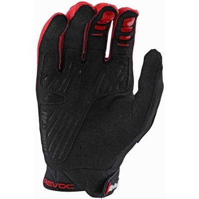 Luva desportiva preta e vermelha com reforços e fecho ajustável