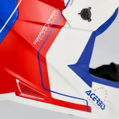 Capacete de motocross vermelho, branco e azul com textos 'COMPOSITE FIBER TECHNOLOGY' e 'ACERBIS RACE EQUIPMENT'