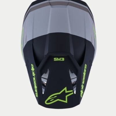 Capacete de motocross preto e cinza com detalhes verdes e texto SM3