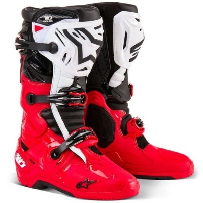 Botas de motocross vermelhas, pretas e brancas com fivelas e proteção reforçada.