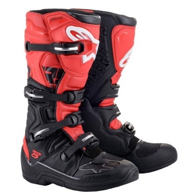 Par de botas de motocross em preto e vermelho com fivelas prateadas