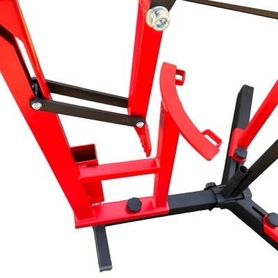 Peça de estrutura metálica vermelha e preta de equipamento fitness sobre fundo branco