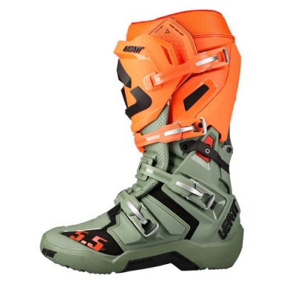 Bota motard LEATT 5.5 laranja e verde com fivelas metálicas prateadas