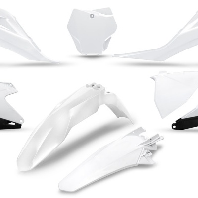 Peças plásticas brancas e pretas para motocicleta sobre fundo branco