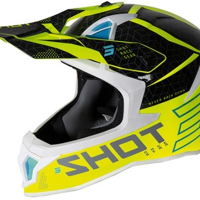 Capacete motocross branco, amarelo e preto com texto 'SHOT'