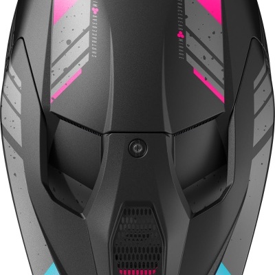 Capacete preto com detalhes em azul e rosa e letras 'E' cinza
