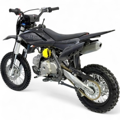 Motocross preto com detalhes cinza e amarelo, motor exposto, pneus off-road