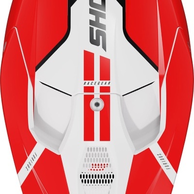 Capacete de motocross vermelho e branco com textos e ventilações frontais