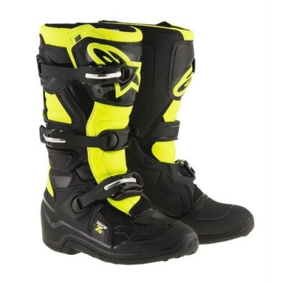 Botas de motocross pretas e amarelas com fivelas ajustáveis e logótipo Alpinestars