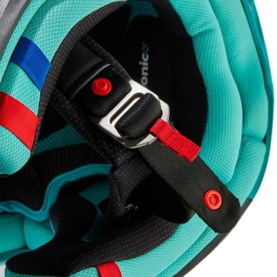 Interior de capacete azul turquesa com correia preta e fivela metálica