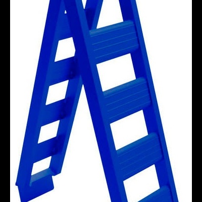 Escada azul de alumínio com quatro degraus e apoios pretos.