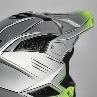 Capacete de moto branco, preto e verde fluorescente com detalhes em grelha