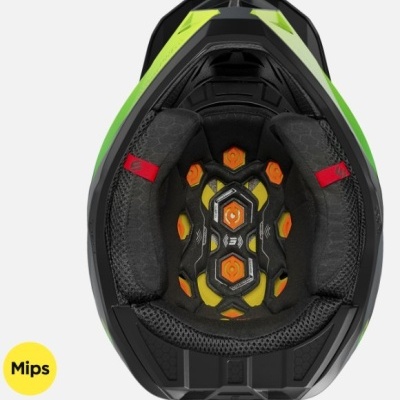 Vista interior de capacete preto e verde com interior amarelo e preto almofadado e etiquetas D3O e Mips.