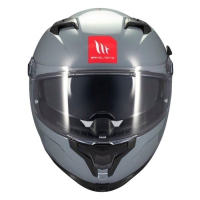 Capacete de motocicleta prateado com viseira transparente e etiqueta vermelha