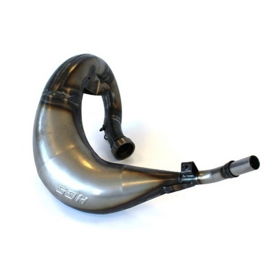 Escape metálico prateado curvo com texto HGS