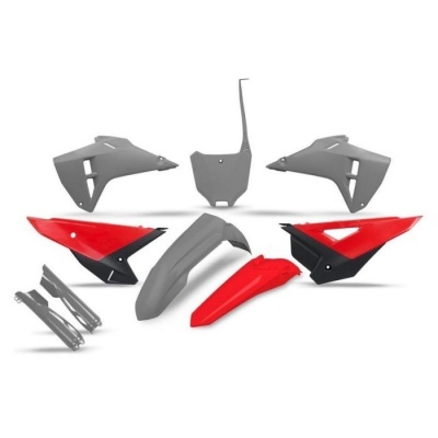 Peças plásticas para mota em vermelho, cinza e preto sobre fundo branco