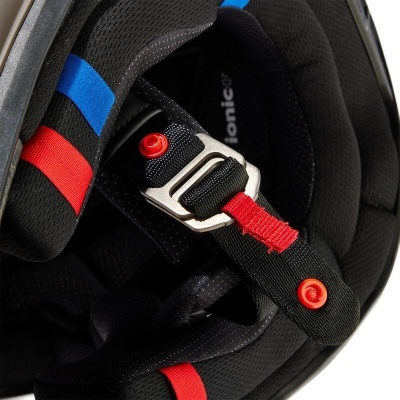 Interior de capacete com tiras vermelha e azul e fivela metálica