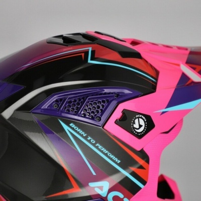 Capacete de motocross colorido com inscrições e detalhes em relevo