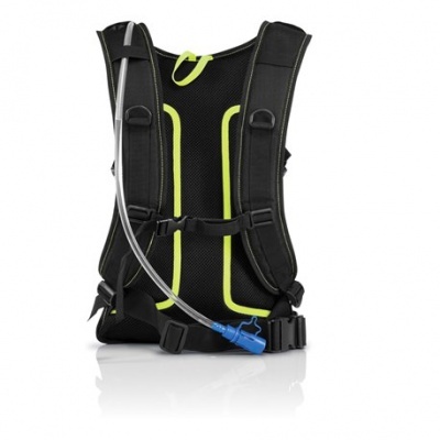 Mochila de hidratação preta e amarelo neon com tubo e bocal azul