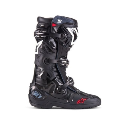 Bota de motocross preta com detalhes vermelhos e cinza