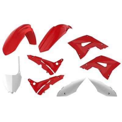 Conjunto de peças plásticas vermelhas e brancas para mota sobre fundo branco