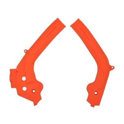 duas peças plásticas curvas laranja com orifícios sobre fundo branco