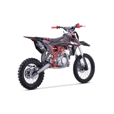 Motocross preta e vermelha com quadro vermelho e pneus com cravos