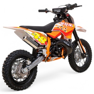 Moto de cross infantil laranja com pneus para off-road e detalhes em branco, amarelo e vermelho