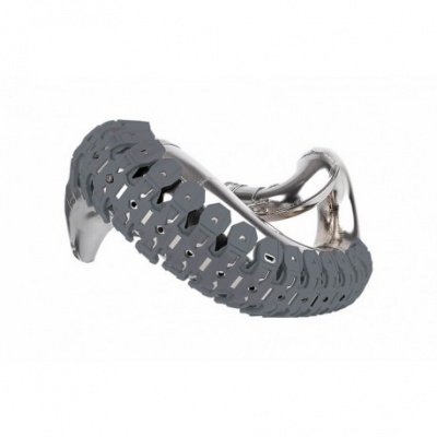 Anel metálico prateado com detalhes azuis e cinza