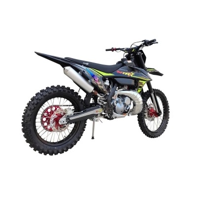 motocross preta com gráficos e pneus de cravos