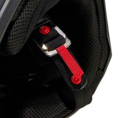 Cinto de capacete preto com detalhe vermelho e fivelas de metal