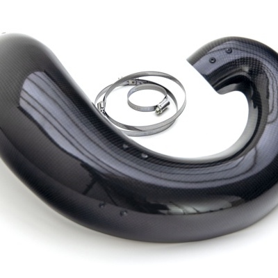 Tubo de escape em fibra de carbono preta com braçadeiras metálicas