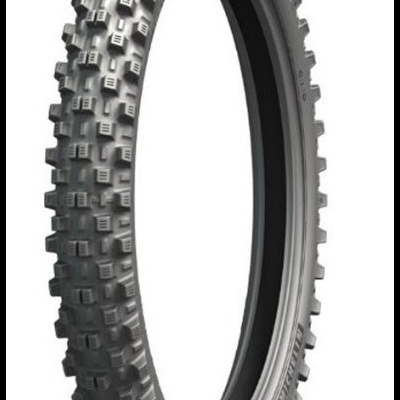 Pneu de moto off-road preto com blocos quadrados elevados