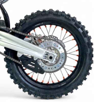 Roda traseira de bicicleta de montanha com pneus e disco de travão