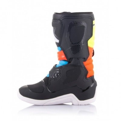 Bota de motocross colorida em fundo branco