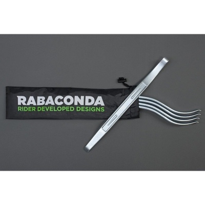 Garfo metálico com bolsa preta com texto Rabaconda Rider Developed Designs