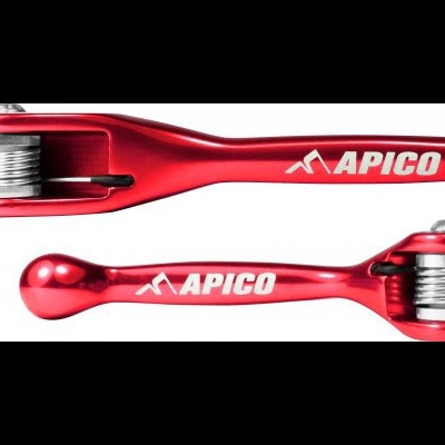 Conjunto de manetes vermelhas de metal com o texto APICO