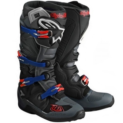 Botas pretas e cinzentas de motocross com fivelas azuis e vermelhas