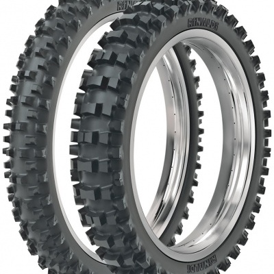 Dois pneus de mota off-road pretos com textura agressiva e texto REKTWALKER na lateral