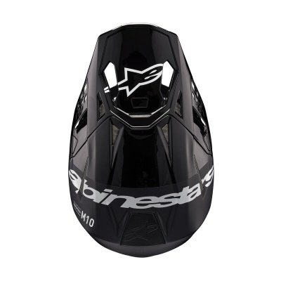 Capacete preto de motocross com logos brancos e visor integrado