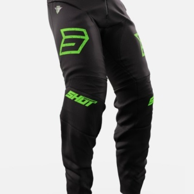 Calças pretas de motocross com logotipos verdes Shot e número 3