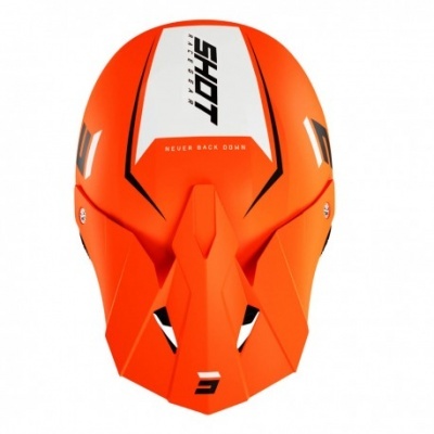 Capacete de motocross laranja com detalhes brancos e pretos e texto IMPRESSIONANTE